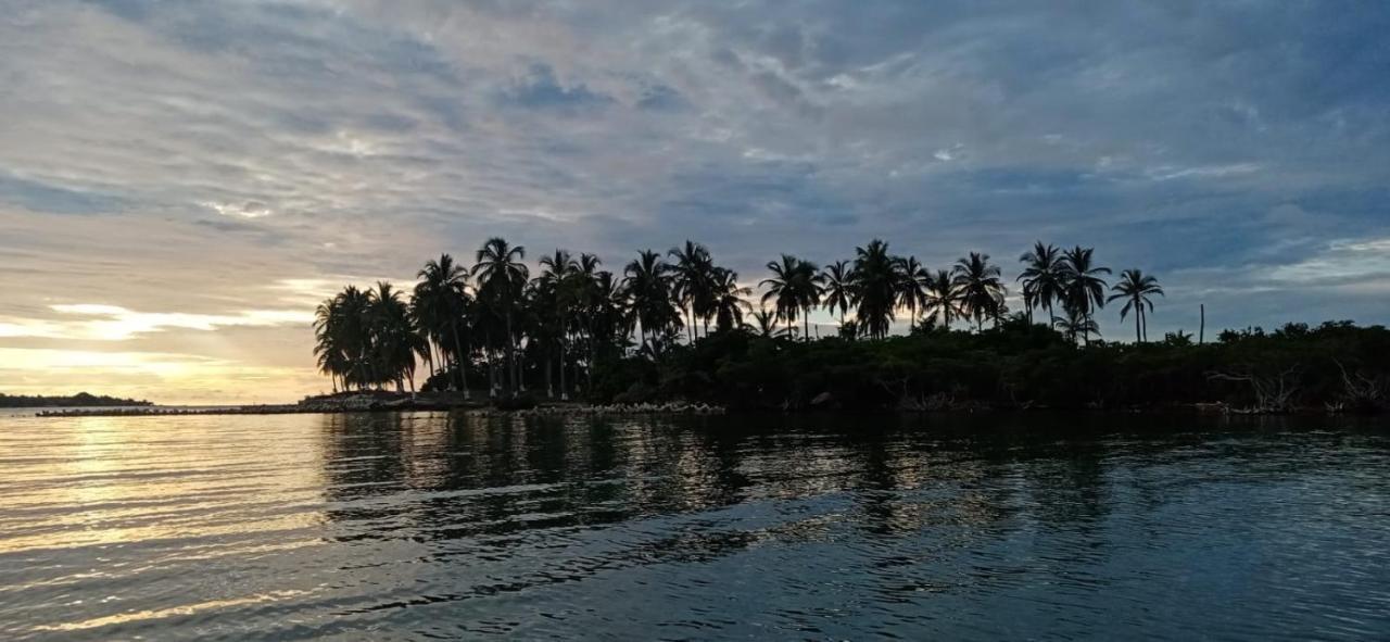Hostel Villa Luz Beach Tintipan Island Buitenkant foto